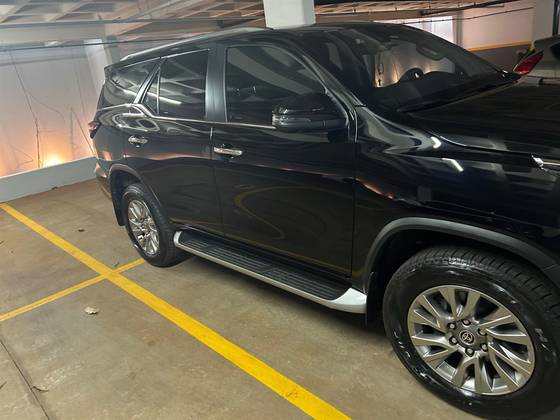 TOYOTA HILUX SW4 2.8 D-4D TURBO DIESEL SRX 7L 4X4 AUTOMÁTICO TOYOTA HILUX SW4 2.8 D-4D TURBO DIESEL SRX 7L 4X4 AUTOMÁTICO